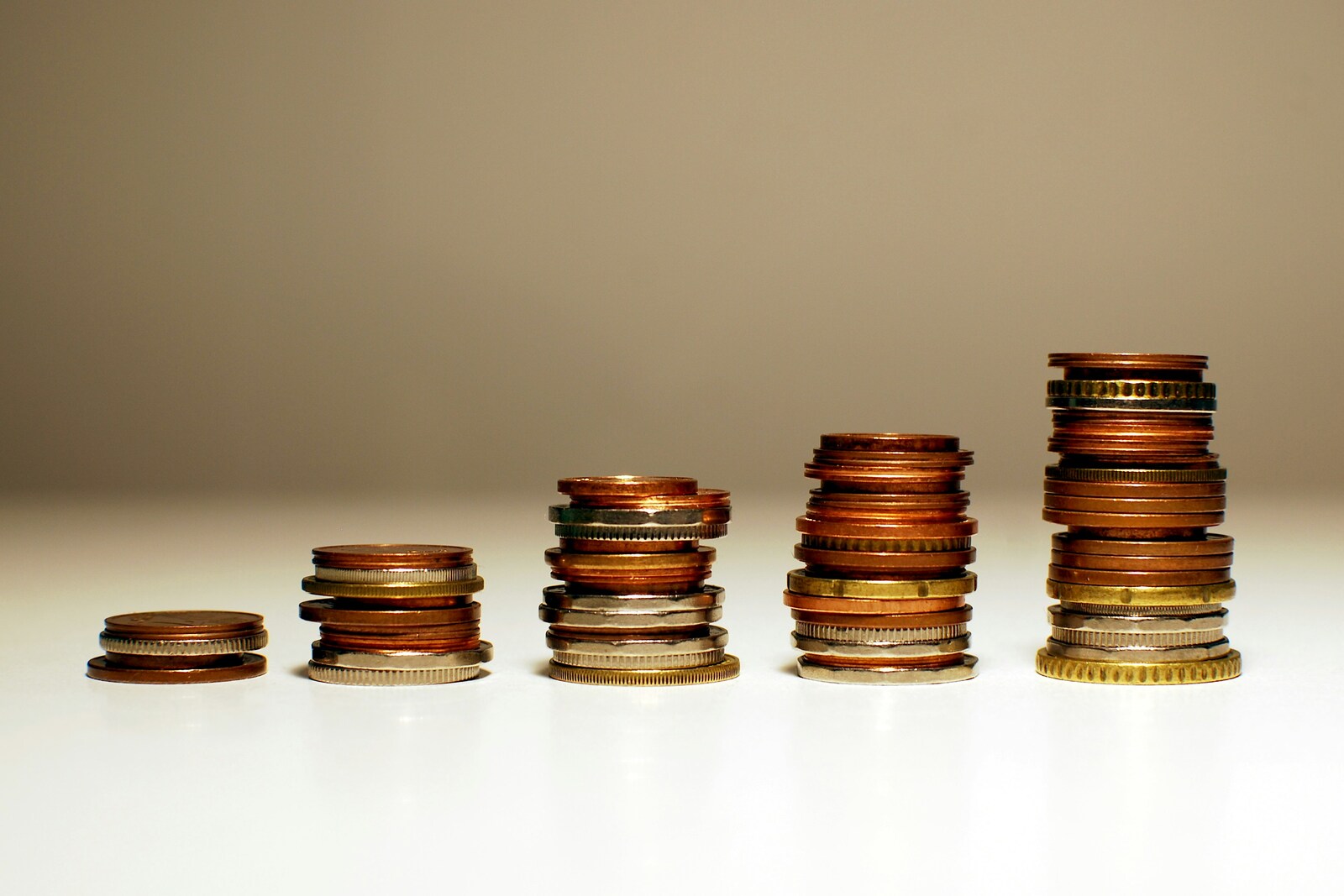 Pièces de monnaie empilées , piles de plus en plus grandes pour évoquer un trésorerie qui augmente